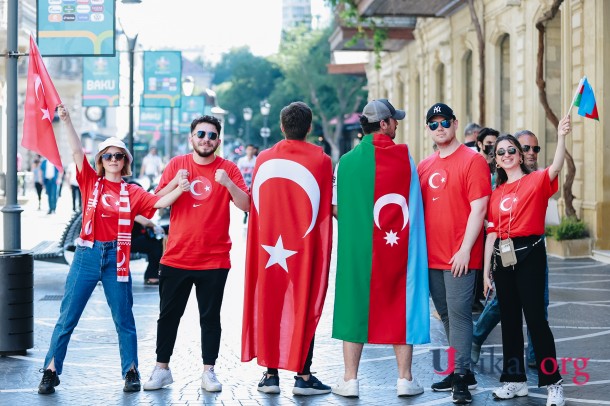 Türkiyə milli komandasının azarkeşləri Bakı küçələrinə axışdı - FOTOLAR